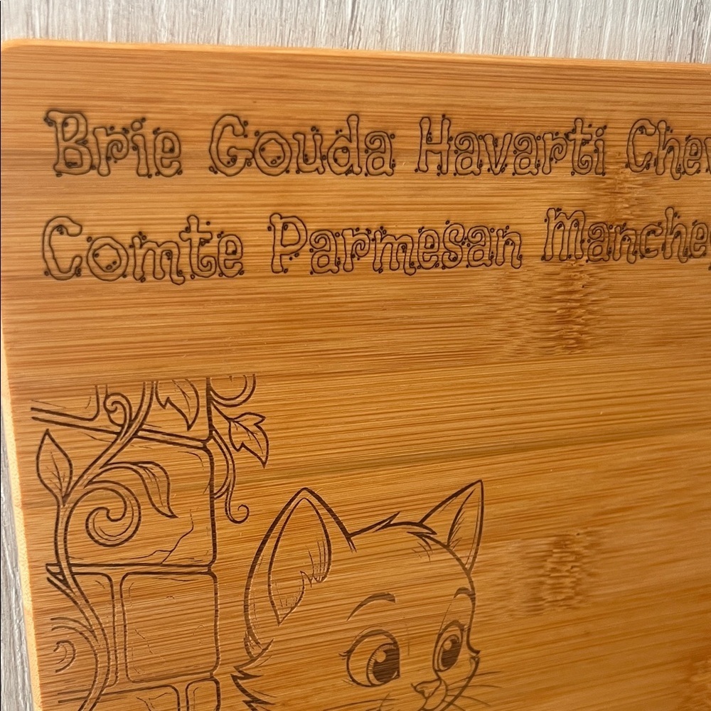 Artisan Bamboo Cheese Cutting Board with Cat and Mouse Design - Picture 5 of 9